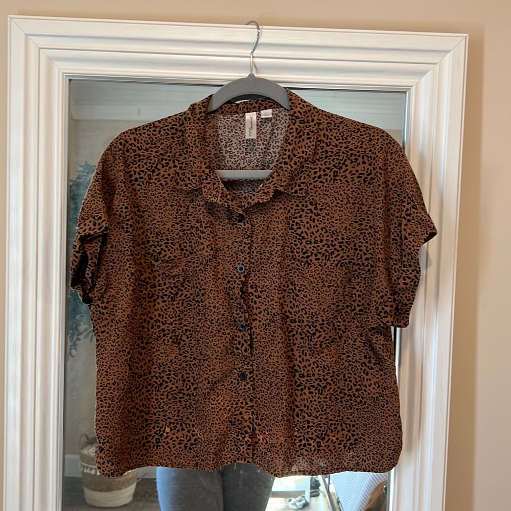 Cropped leopard button up
